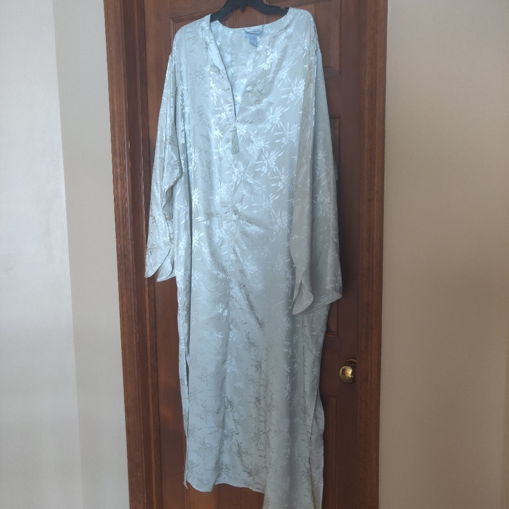 Valerie Stevens Cream Floral Lounge Wear
